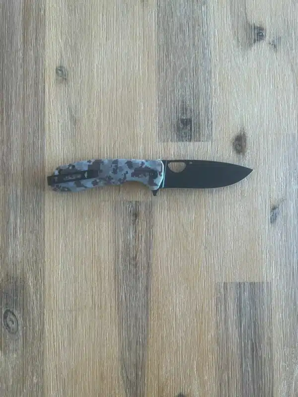 Flipper D2 Large - Black w/G10 Camo - Honey Badger